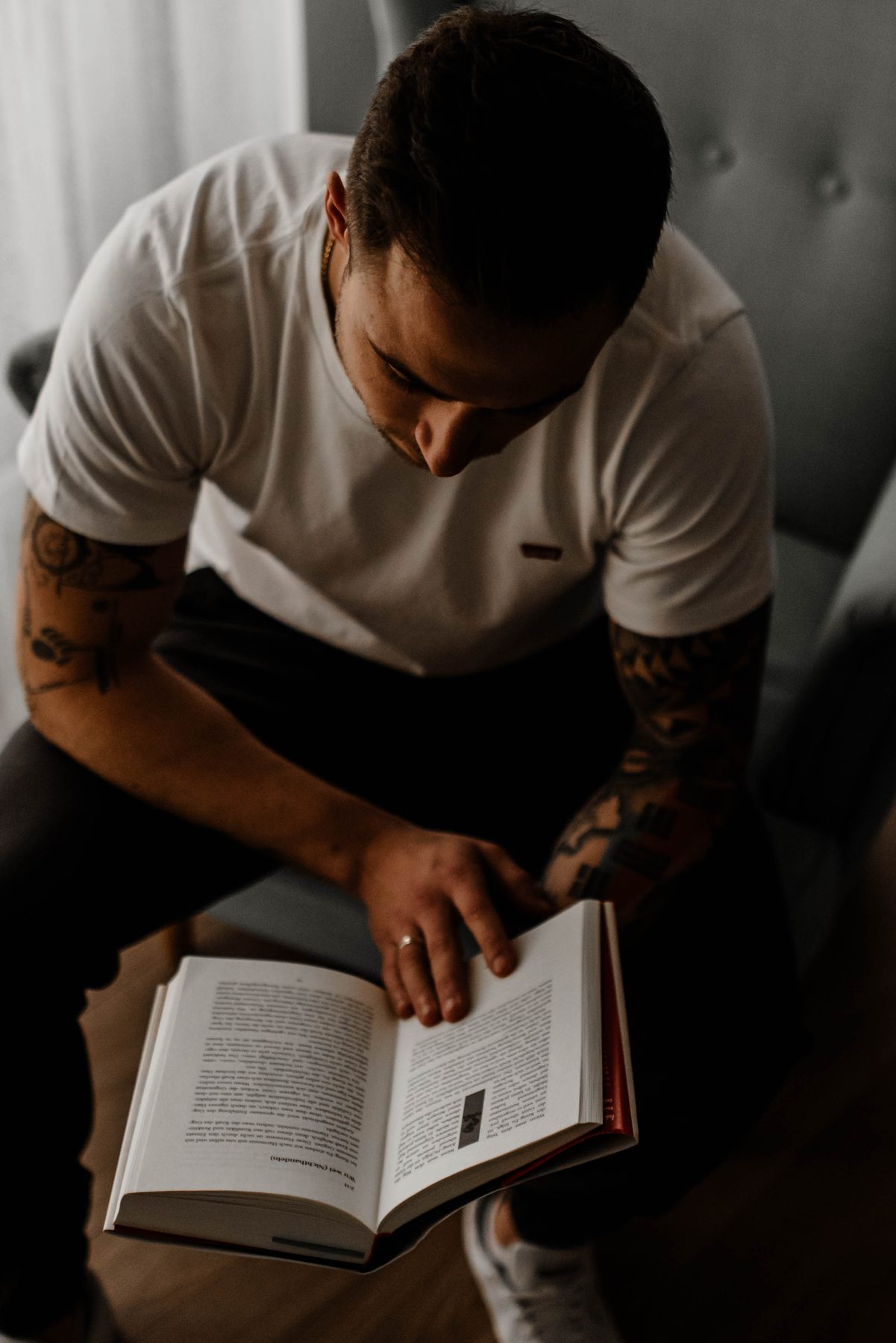 Daniel liest in einem Buch