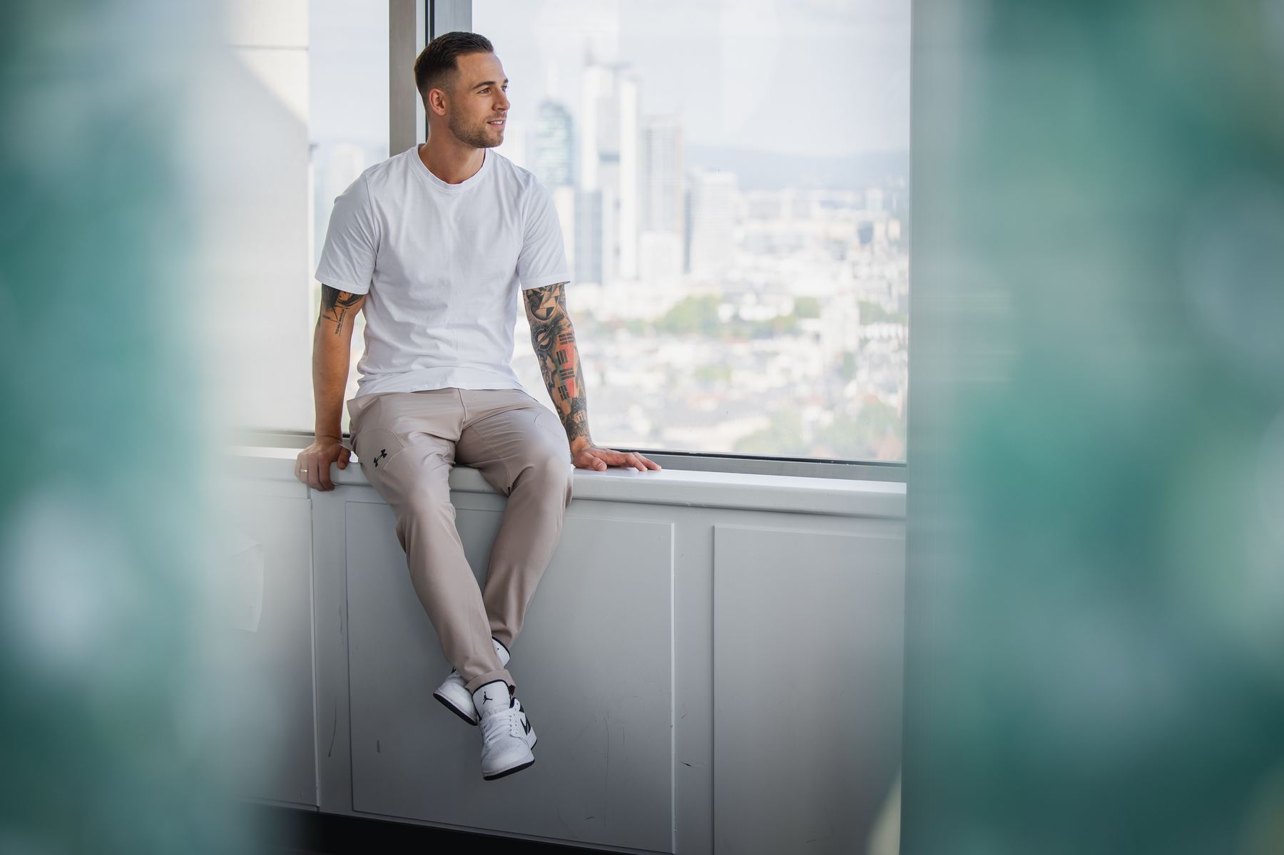Daniel sitzt am Fenster