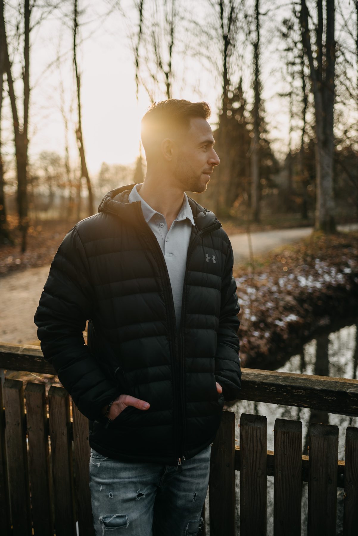 Daniel im Gegenlicht im Wald