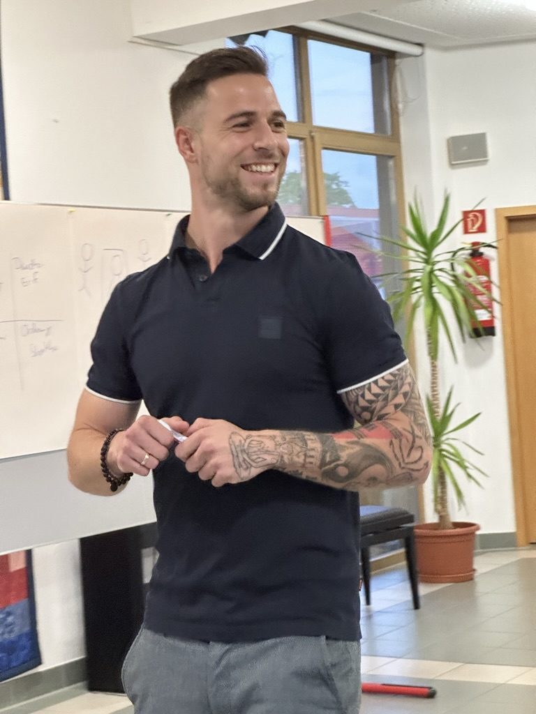 Daniel Erdesi in einem Seminarraum