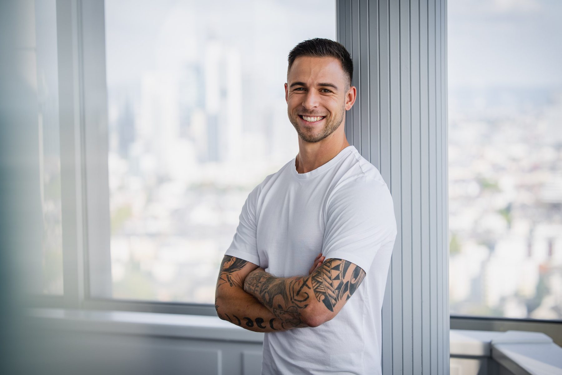 Daniel Erdesi am Fenster über der Stadt