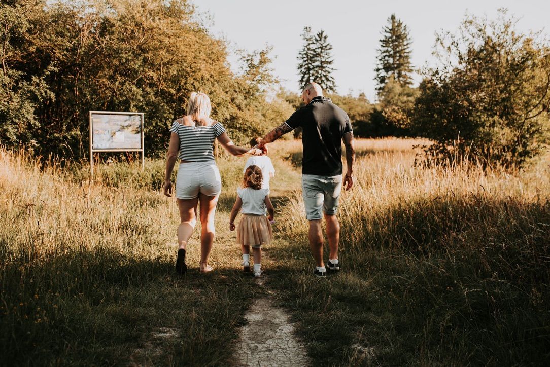 Familie auf einem Feldweg
