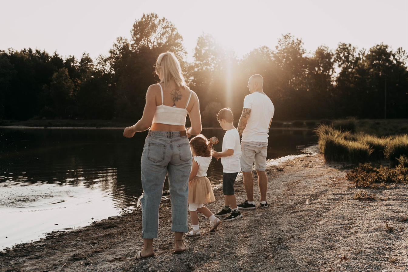 Daniel mit seiner Familie am See