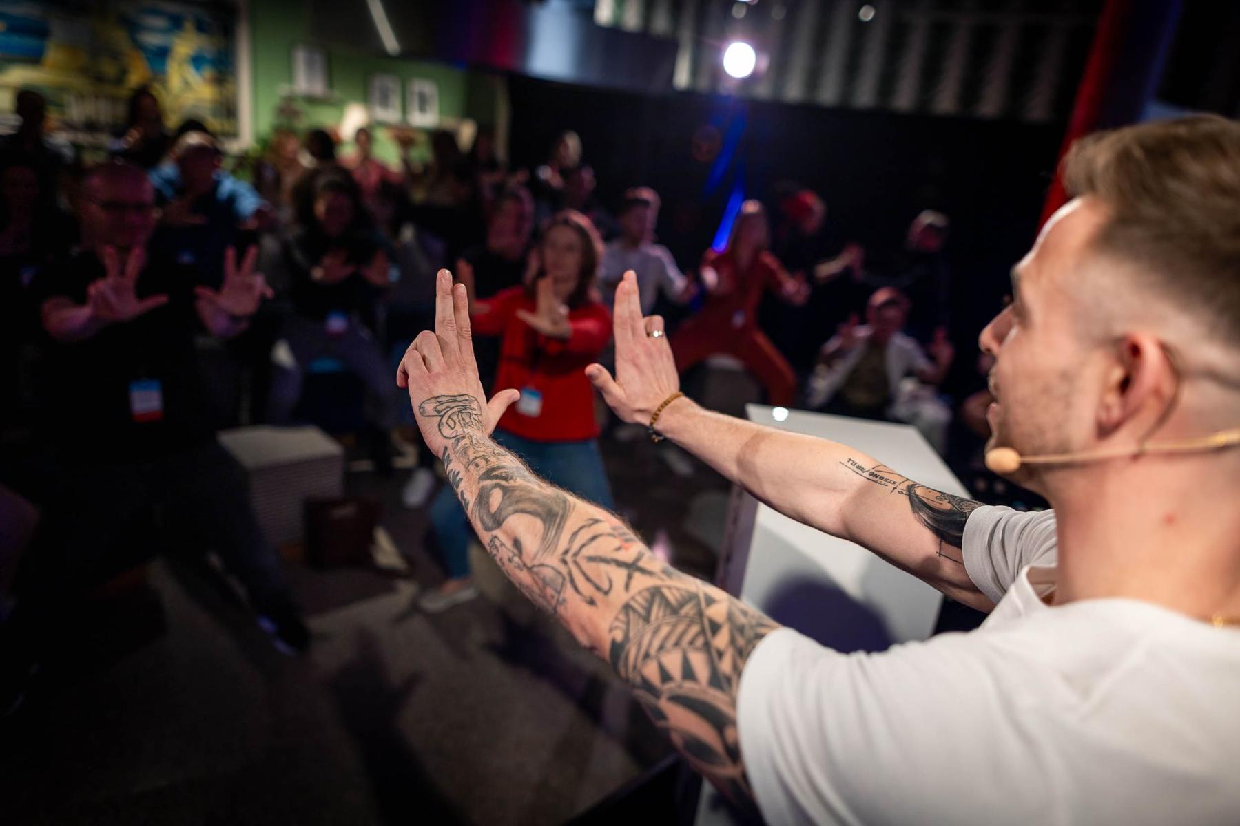 Daniel leitet eine Gruppe im Raum an
