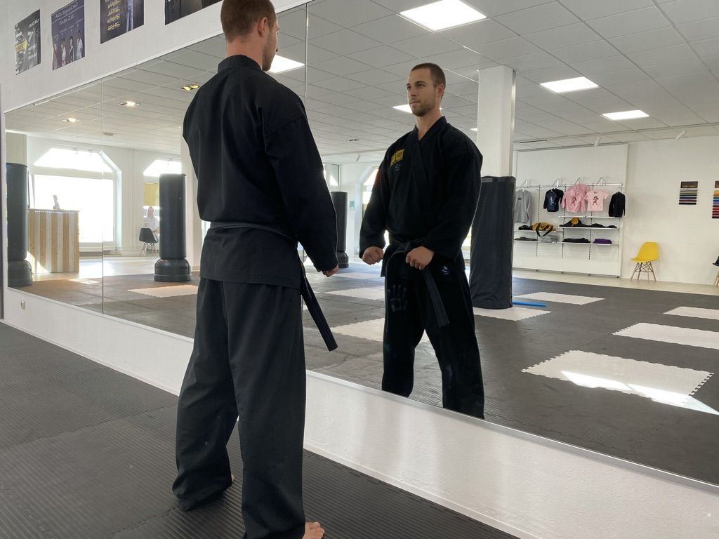Daniel im Dobok vor dem Spiegel
