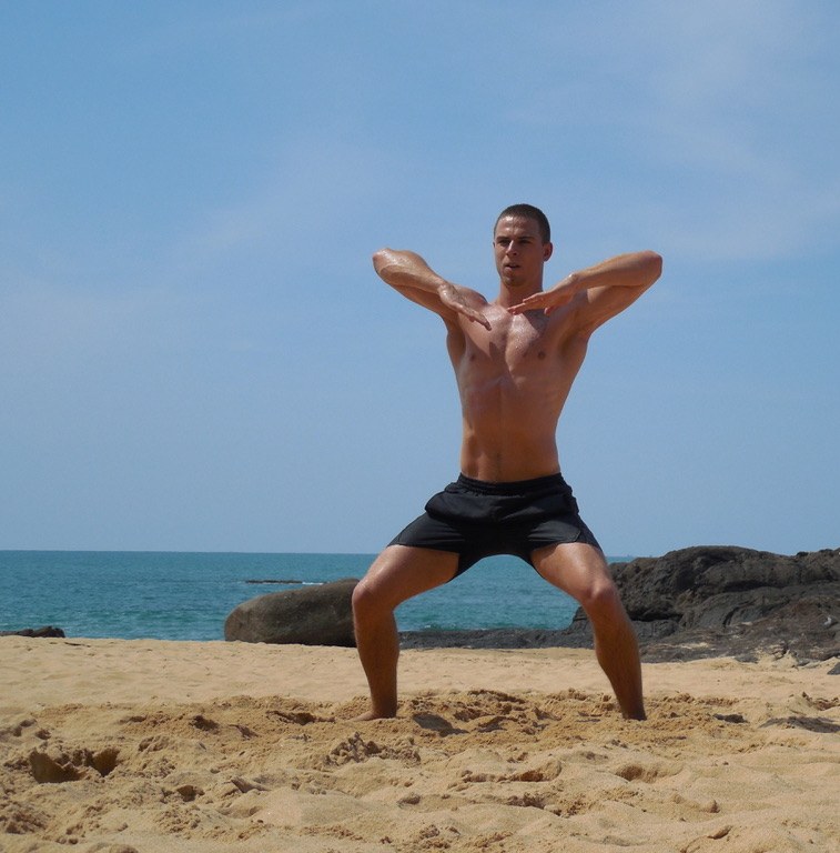 Daniel bei einer Bewegungsübung am Strand