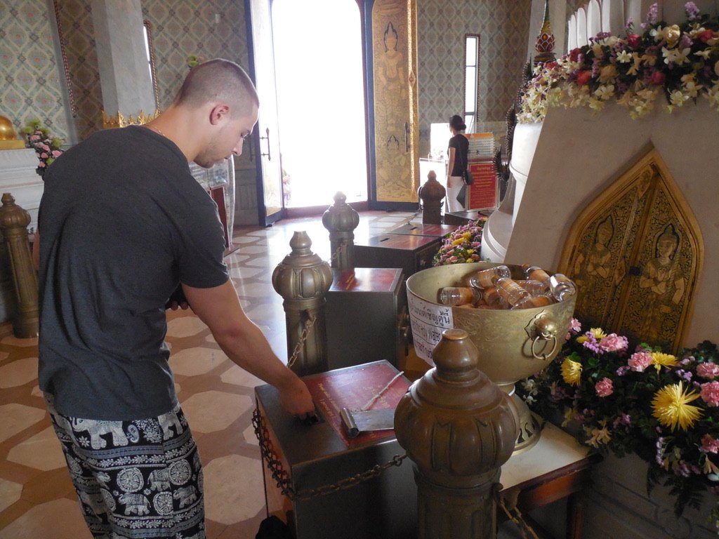 Daniel in einem Tempel in Thailand