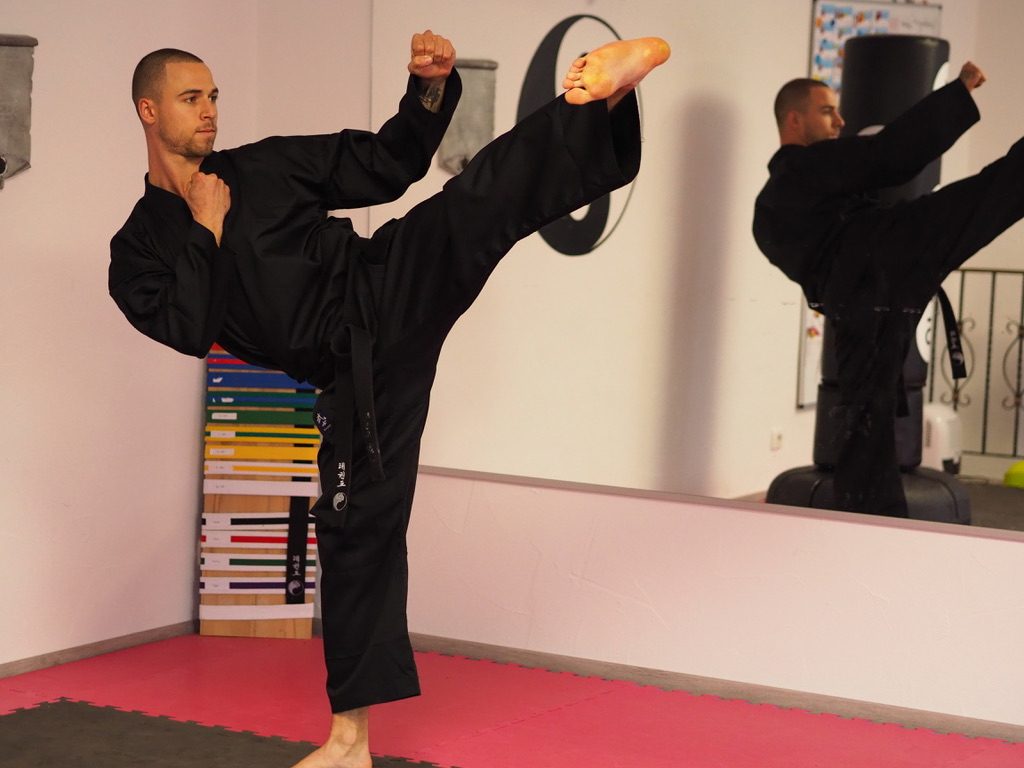 Daniel im Dobok beim Tritt