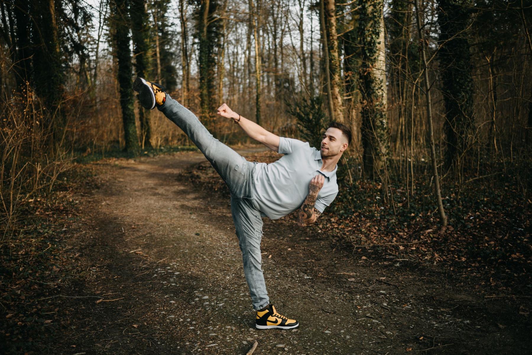 Daniel in Bewegung auf einem Waldweg